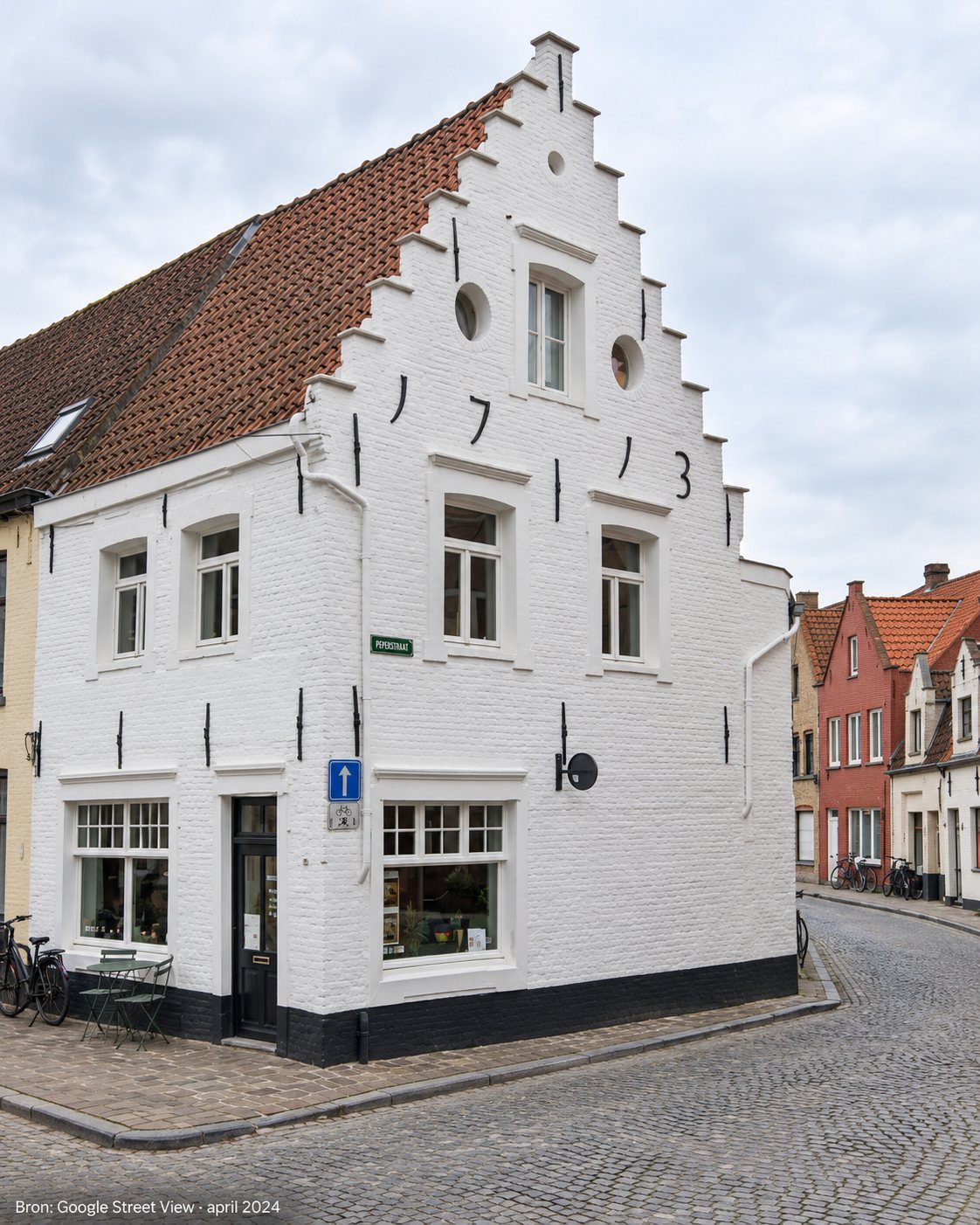Witte hoekgevel met trapgevel en jaarankers 1713 aan de Peperstraat, Bagheera’s in Brugge