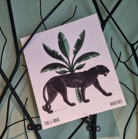 Illustratie van een zwarte panter voor een bananenplant, menuprint Food & Drinks van Bagheera’s